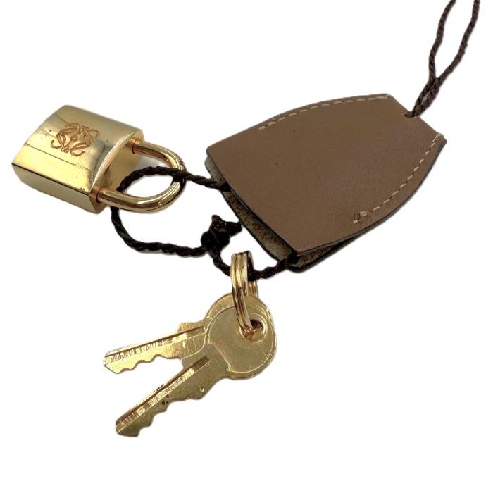 美品【LOEWE ロエベ】カデナ 南京錠 パドロック ☘バッグのアクセントに☘ ロエベ LOEWE カデナ 南京錠 カギ チャーム パドロック レザー