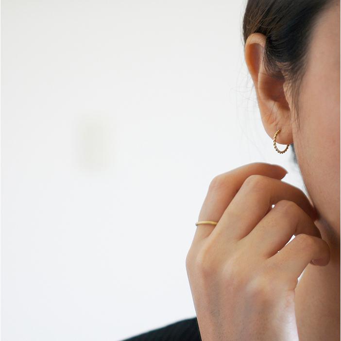 k18 ゴールド フープピアス ツイスト フープ 18金 18k 無料ラッピング　ギフト デザイン　ピアス レディース プレゼントの画像