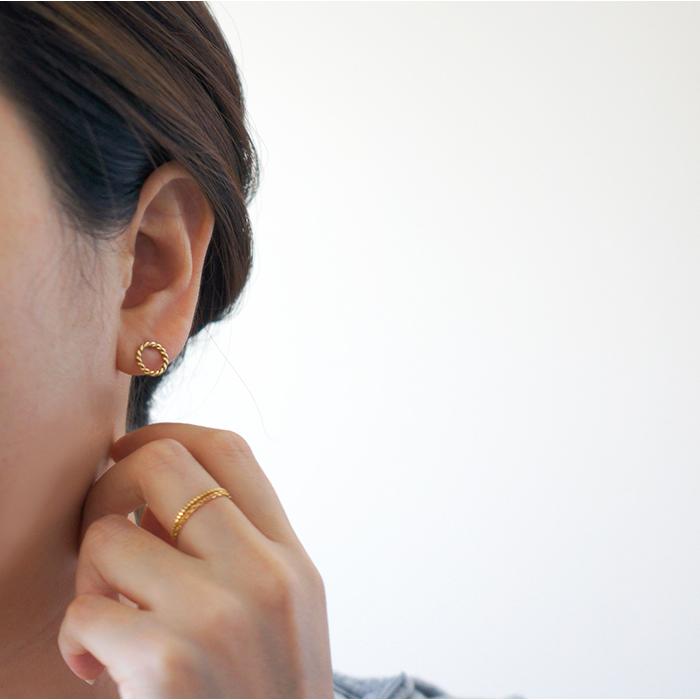 k18 ゴールド ピアス サークル ねじれ ツイスト スタッドピアス 華奢 18金 無料ラッピング  レディース プレゼント 丸　円の画像