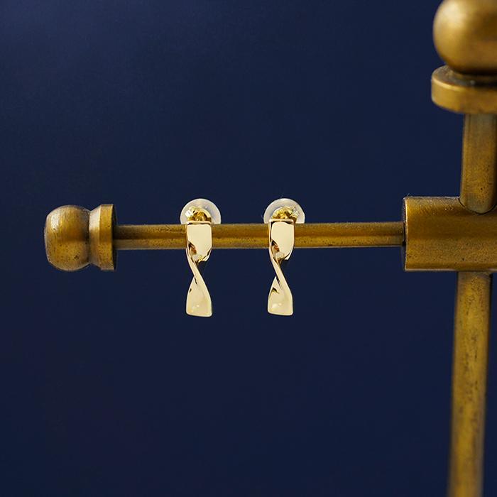 k18 ゴールド ピアス ツイストバーピアス スタッドピアス スティック 縦長 地金 18金 k18 シンプル 無料ラッピング　ギフトの画像
