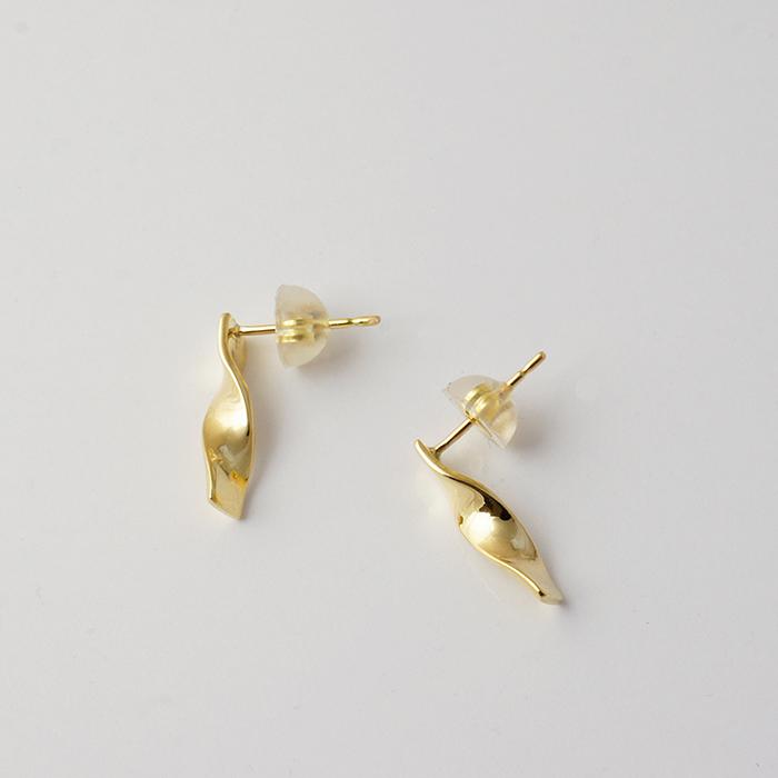 k18 ゴールド ピアス ツイストバーピアス スタッドピアス スティック 縦長 地金 18金 k18 シンプル 無料ラッピング　ギフトの画像
