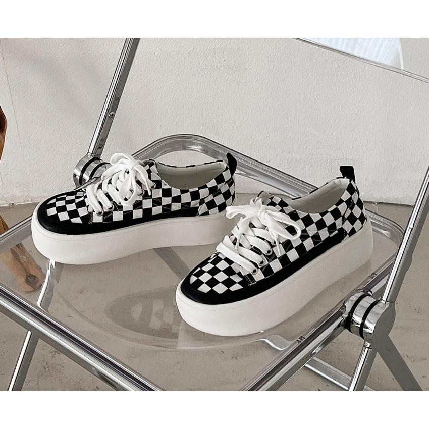 厚底スニーカー ブラック/ホワイト チェック紐 スニーカー 靴紐 厚底 ウェッジソール フラット レディース 黒 白