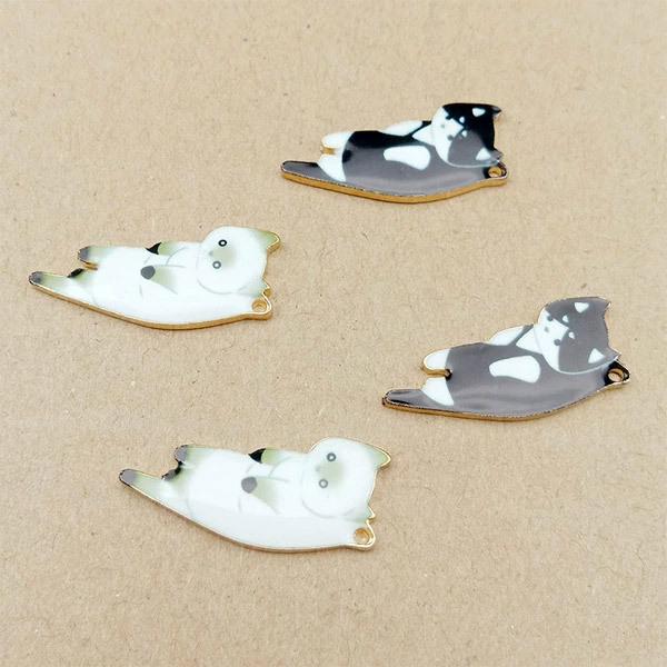 首をつかまれたネコ☆かわいいアンティークチャーム ねこ 猫 エナメル