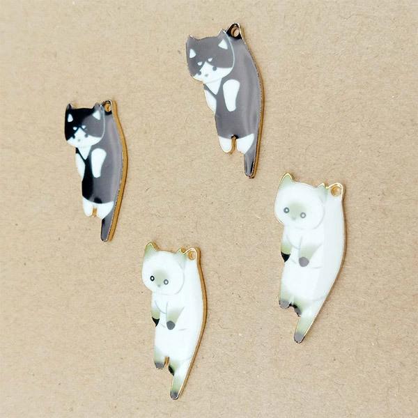 首をつかまれたネコ☆かわいいアンティークチャーム ねこ 猫 エナメル