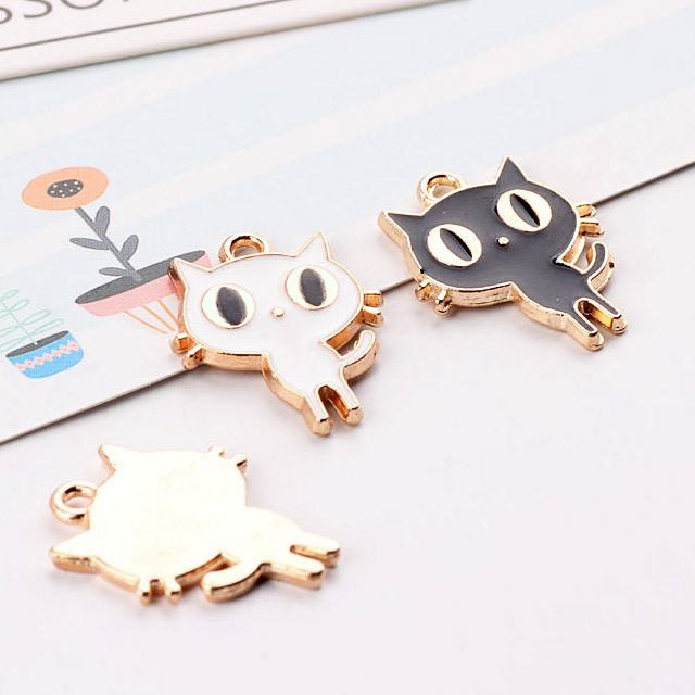 目を見開いたネコチャーム かわいいアンティークチャーム ねこ 猫 エナメル Aceopenedeyescat デコパーツのデコちゃん 通販 Yahoo ショッピング