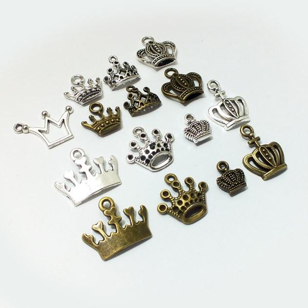 アンティーク:ハンドメイド　クラウンの刺繍アート 3セット アンティーク:ハンドメイド クラウンの刺繍アート 3セット