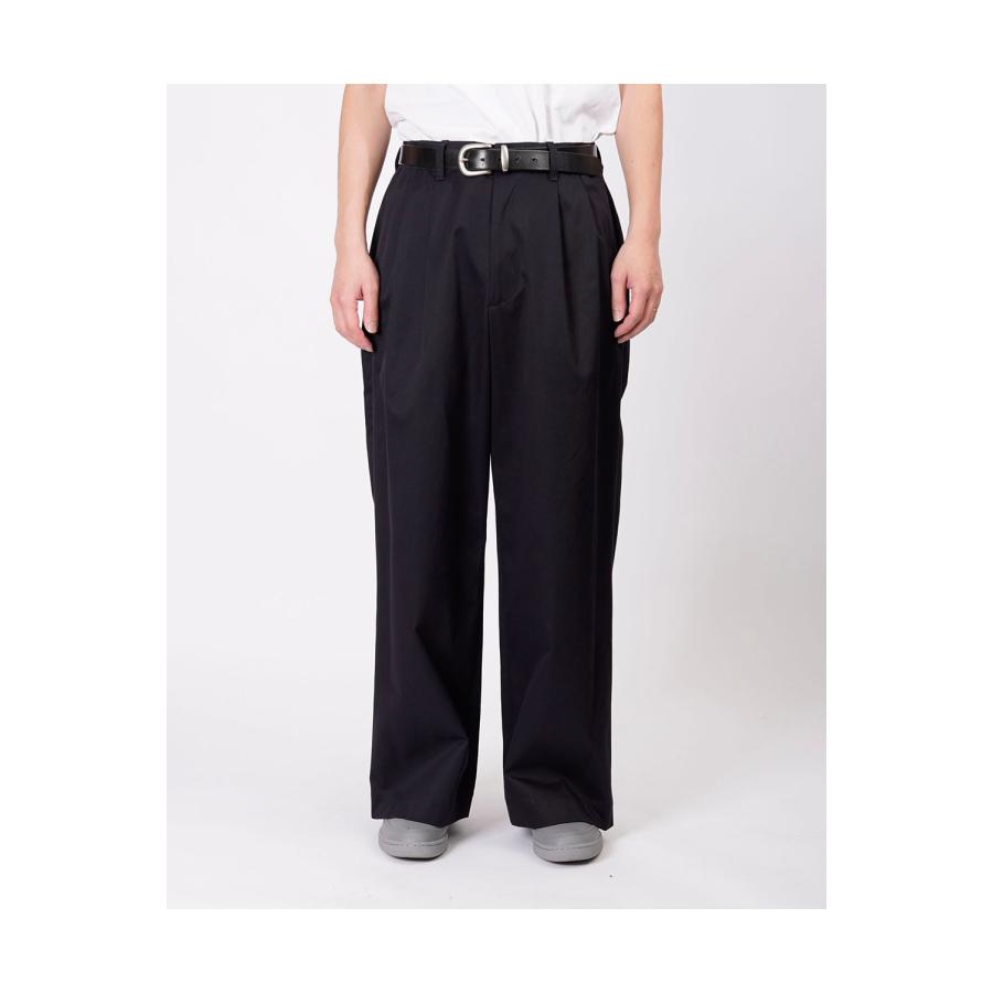 2TUCK WIDE CHINO TROUSERS - NAVY (253-60502) Universal Products(ユニバーサルプロダクツ) |  | 01