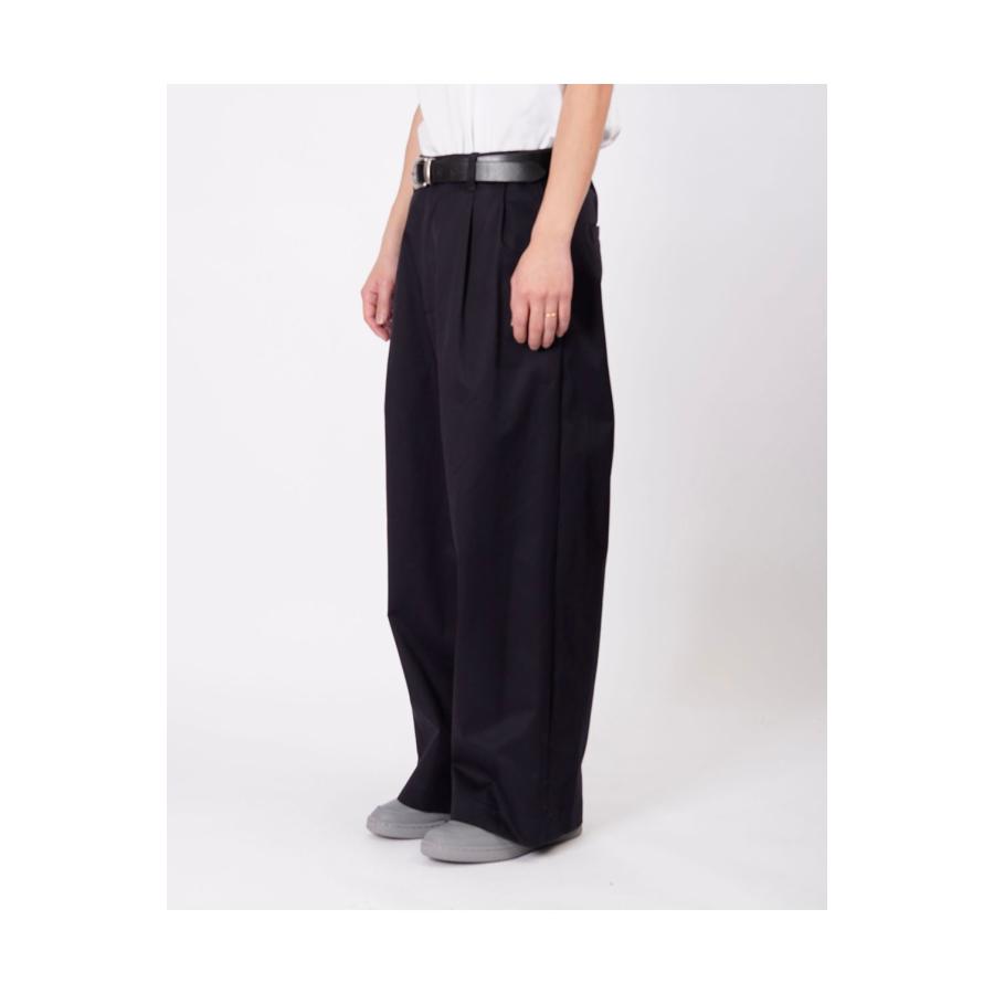 2TUCK WIDE CHINO TROUSERS - NAVY (253-60502) Universal Products(ユニバーサルプロダクツ) |  | 02