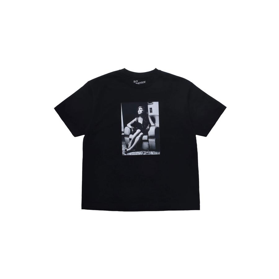 Amy Winehouse Sitting On A Chair Photo S/S Tee/Black(MND-AMW003) Minedenim(マインデニム) | 