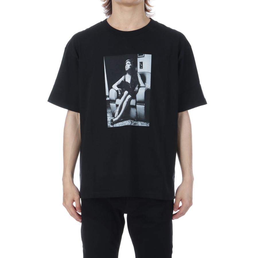 Amy Winehouse Sitting On A Chair Photo S/S Tee/Black(MND-AMW003) Minedenim(マインデニム) |  | 02