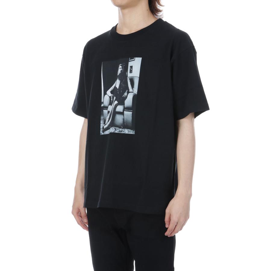 Amy Winehouse Sitting On A Chair Photo S/S Tee/Black(MND-AMW003) Minedenim(マインデニム) |  | 03