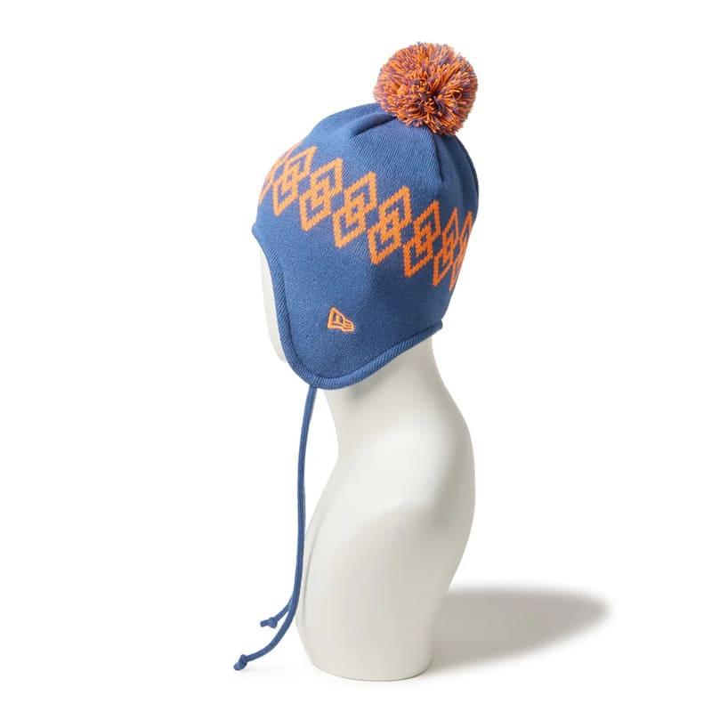 SYTEとNEW ERAのコラボによるイヤーフラップ付きニットキャップ S'YTE × New Era LOGO KNIT TRAPPER(FREE SIZE Black): S'YTE｜THE