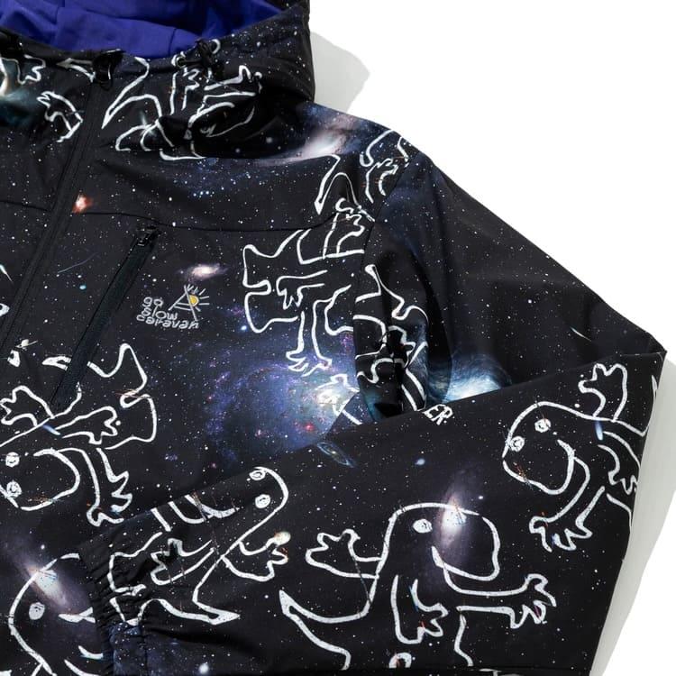 【送料無料】ゴースローキャラバン go slow caravan パーカー ジャケット ブルゾン アウター 総柄 宇宙 ロゴ イラスト プリント 軽量 ライトアウター アウトドア ユニセックス メンズ レディース ベージュ 黒 ブラック go slow caravan（ゴースローキャラバン） 送料無料 パーカー