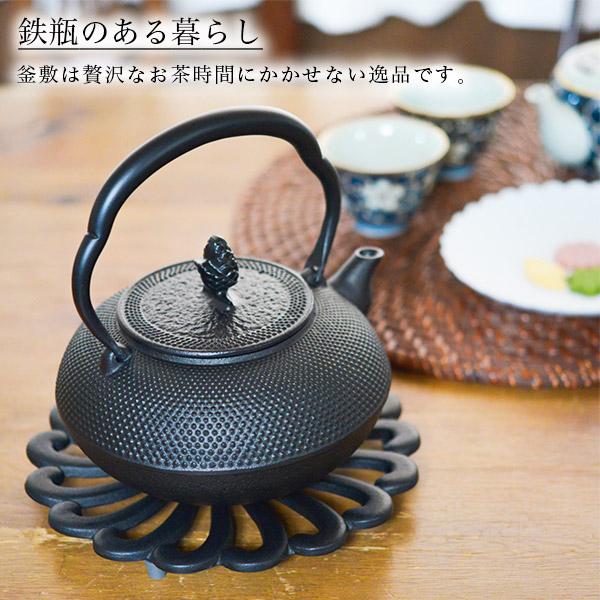 岩鋳（IWACHU） 釜敷 菊 黒 ( 岩鋳 退職祝い 定年 急須 ポット