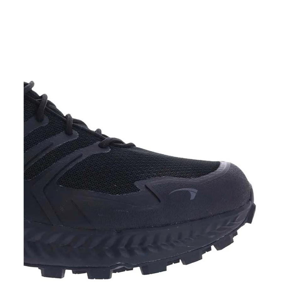 岩上に立つ inov-8 公式 イノヴェイト ロックライト MID ゴアテックス