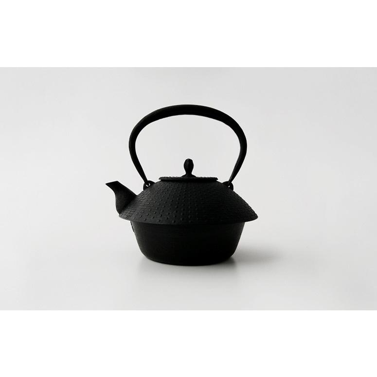 東屋 鉄瓶 南部鉄器 やかん 釜定 あられ 0.9L 白湯 直火 IH対応 ケトル