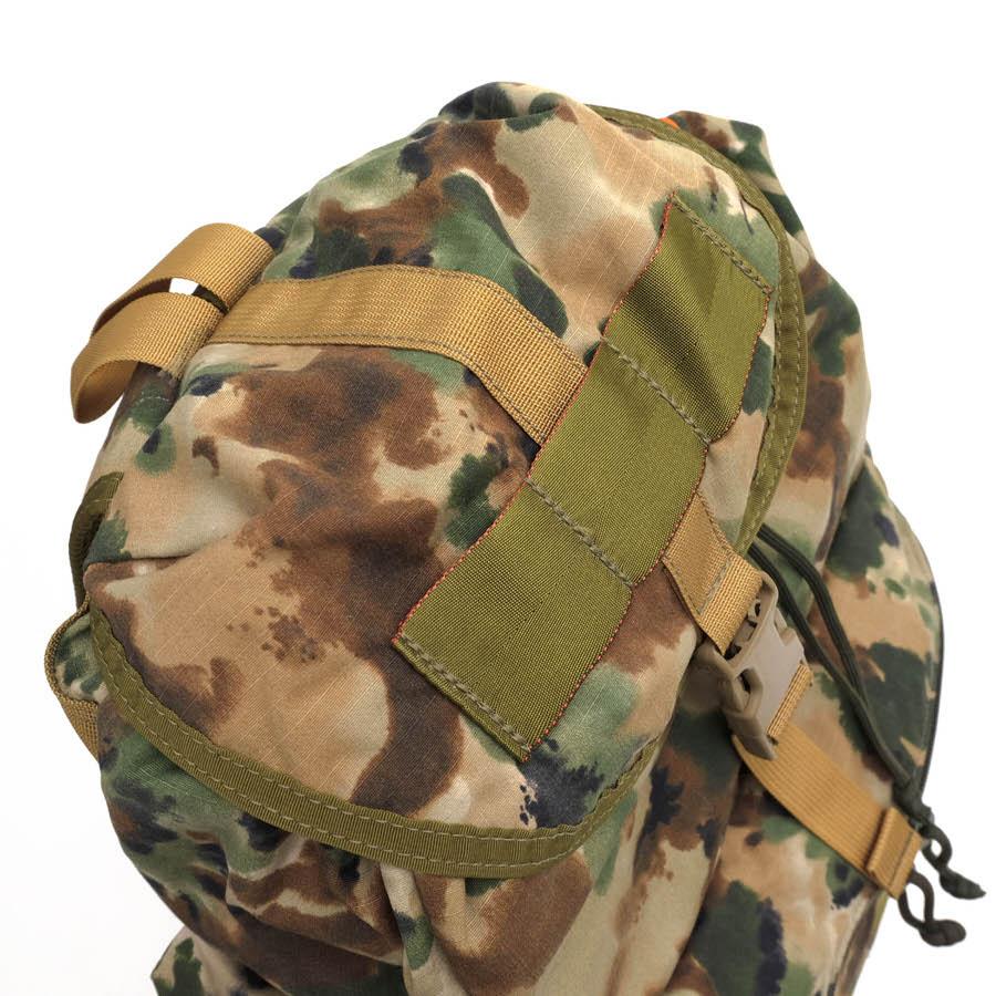 【美品】BRIEFING 迷彩 アウトドア バックパック BRIEFING ブリーフィング リュック BY CAMO FLAP SACK