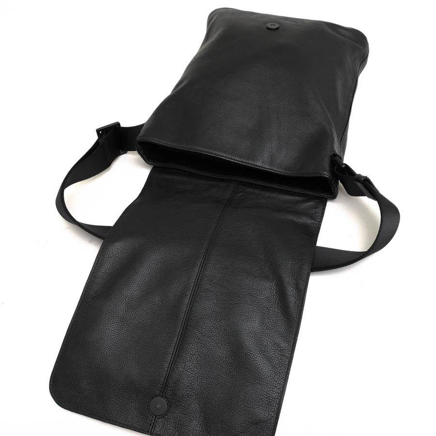 ○アルマーニ EMPORIO ARMANI 牛革 ショルダーバッグ YEM247 YH150 EAイーグルロゴ シボ革 シュリンクレザー メッセンジャーバッグ 中古 ARMANI（アルマーニ） EMPORIO ARMANI ショルダーバッグ YEM247 YH150