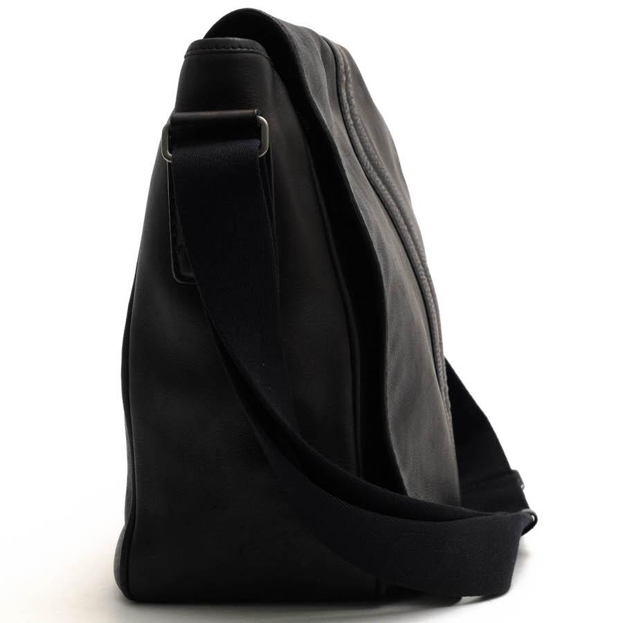 TOD'S（トッズ） ショルダーバッグ 牛革 カーフ フラップ式 シボ革