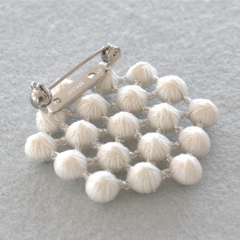 OOO トリプルオゥ ブローチ ハニカムブローチ アクセサリー 刺繍