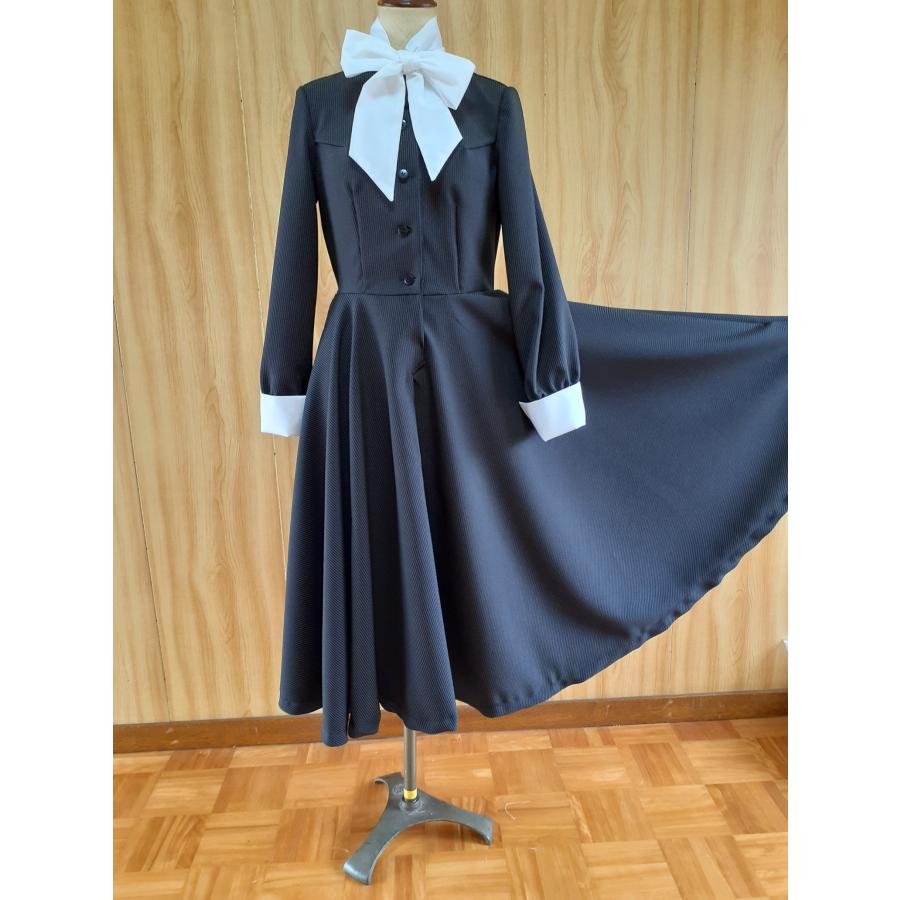 メイド服、M、リボンタイ付きミディアム丈クラシカルワンピースと白エプロンのセット メイド服 黒無地 クラシカルミディアム丈ワンピースとミディアム