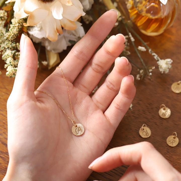 18金ネックレス k18 ネックレス 18金 レディース イニシャルネックレス イニシャル アルファベット コイン 刻印 18k | DEVAS | 16