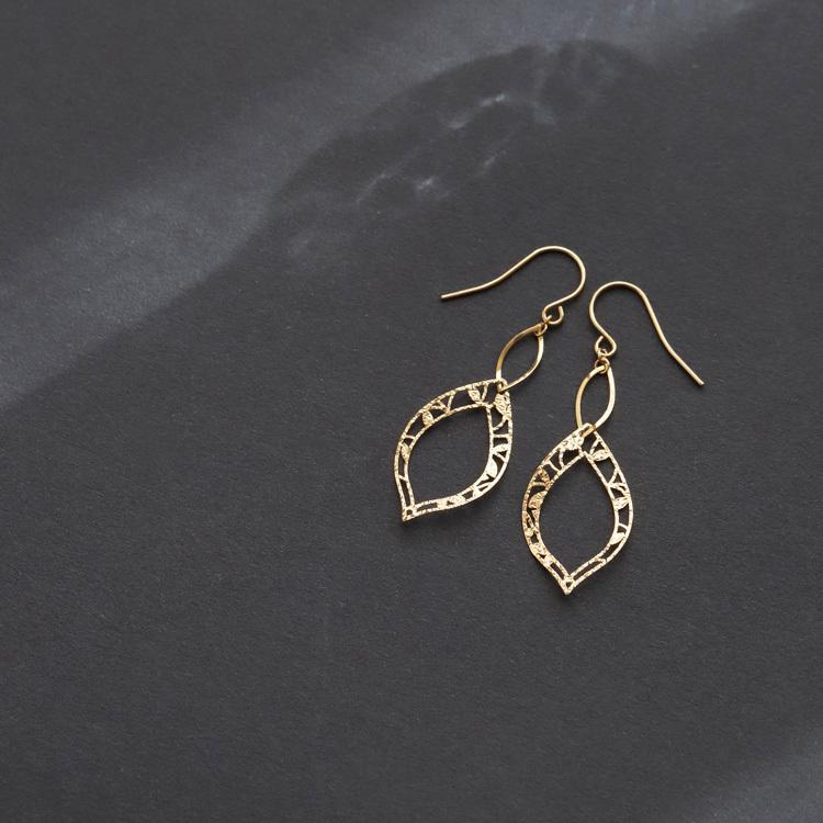 18金 ピアス k18 18金ピアス 18k フックピアス 揺れる 透かし リーフ シンプル k18ピアス レディース ピアス18金の画像