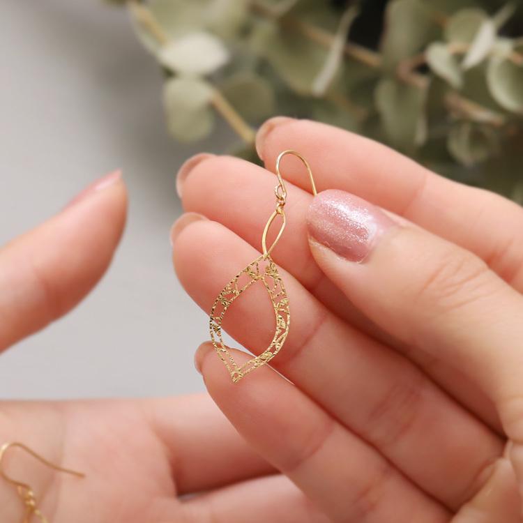 18金 ピアス k18 18金ピアス 18k フックピアス 揺れる 透かし リーフ シンプル k18ピアス レディース ピアス18金の画像