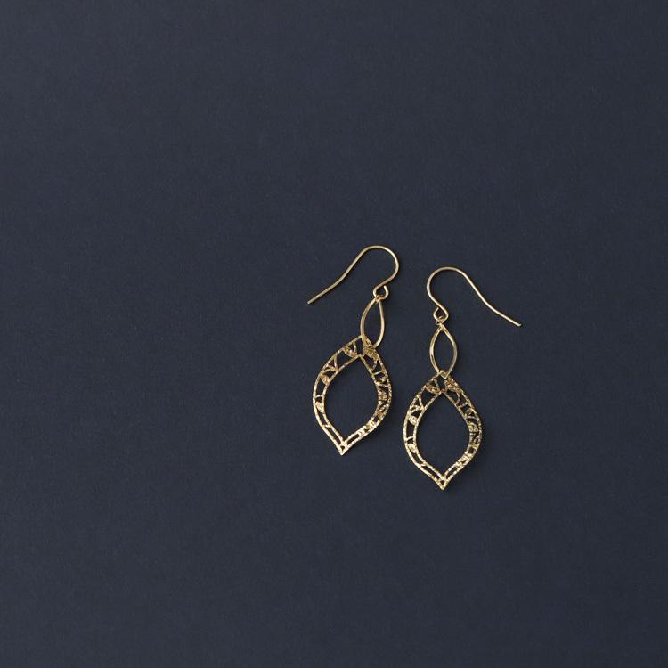 18金 ピアス k18 18金ピアス 18k フックピアス 揺れる 透かし リーフ シンプル k18ピアス レディース ピアス18金の画像