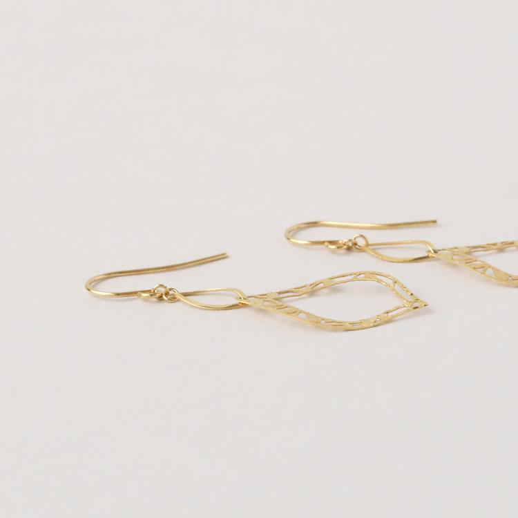 18金 ピアス k18 18金ピアス 18k フックピアス 揺れる 透かし リーフ シンプル k18ピアス レディース ピアス18金の画像