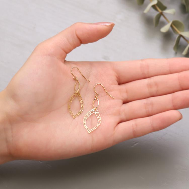 18金 ピアス k18 18金ピアス 18k フックピアス 揺れる 透かし リーフ シンプル k18ピアス レディース ピアス18金の画像