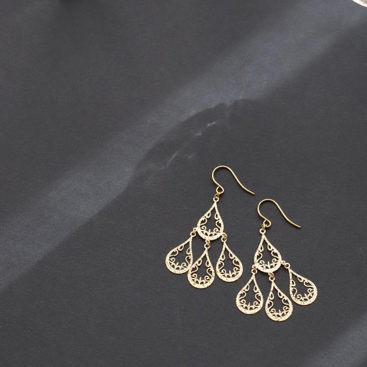 18金 ピアス k18 18金ピアス 18k フックピアス 揺れる 雫 フック 透かし リーフ シンプル k18ピアス レディース | DEVAS | 01