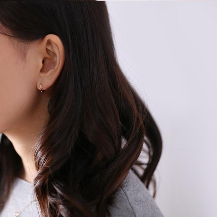 イヤーカフ 18金 イヤカフ k18 18k レディース ノンホール ピアス クロス 十字架 18 金 ノンホールピアス シンプル ゴールド 小さめ つけっぱなし 片耳 | DEVAS | 08