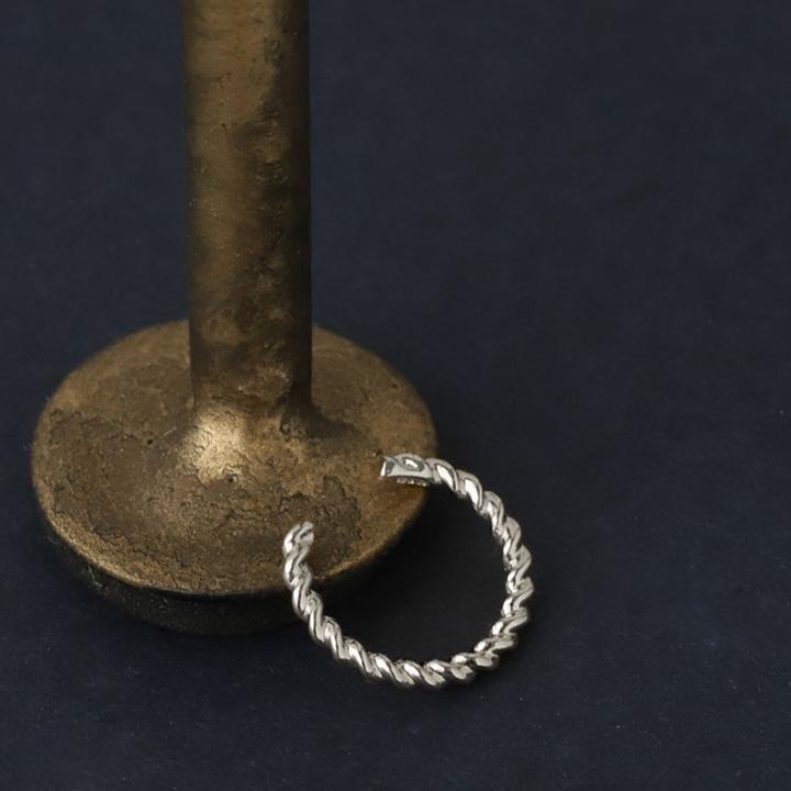 プラチナイヤーカフ プラチナ イヤカフ ツイスト ひねり レディース ノンホール ピアス Pt950 片耳 ノンホールピアス | DEVAS | 01