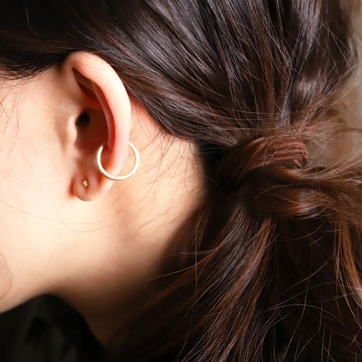 【土日限定2000円OFFクーポン有】 イヤーカフ 18金 イヤカフ k18 18k レディース ノンホール ピアス シルク マット ノンホールピアス 指輪 リング 片耳 | DEVAS | 05