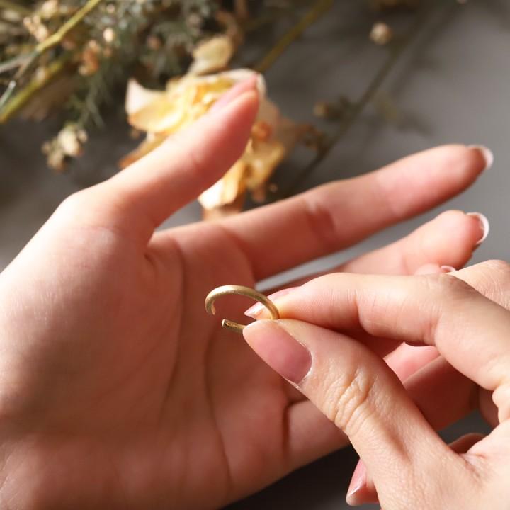 【土日限定2000円OFFクーポン有】 イヤーカフ 18金 イヤカフ k18 18k レディース ノンホール ピアス シルク マット ノンホールピアス 指輪 リング 片耳 | DEVAS | 08