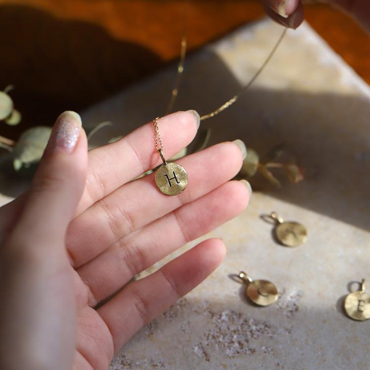 【土日限定3500円OFFクーポン有】 18金ネックレス k18 ネックレス 18金 レディース コイン イニシャル アルファベット 18k あずきチェーン 小豆 60cm | DEVAS | 02