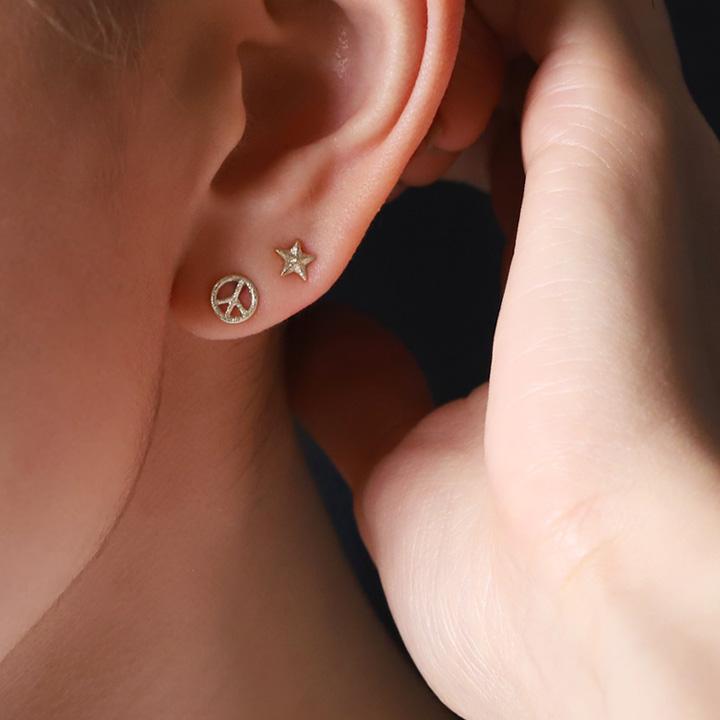 プラチナピアス ピアス プラチナ レディース ピースマーク ダスト プラチナ950 ピアスプラチナ PT シンプル おしゃれ 地金 小さめ 小さい  両耳 セット | DEVAS | 02