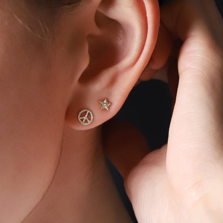 プラチナピアス ピアス プラチナ レディース ピースマーク ダスト プラチナ950 ピアスプラチナ PT シンプル おしゃれ 地金 小さめ 小さい  両耳 セット | DEVAS | 06