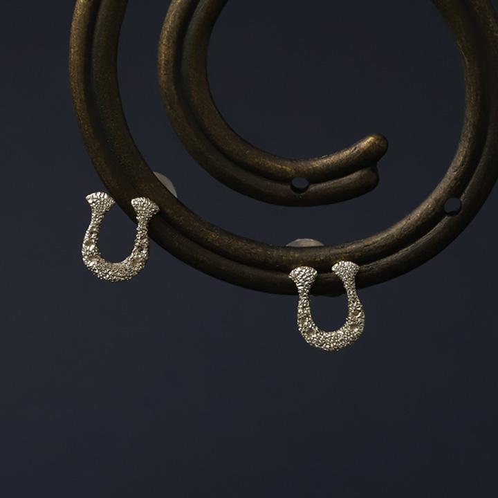 プラチナピアス ピアス プラチナ レディース 馬蹄 ホースシュー ダスト プラチナ950 ピアスプラチナ PT シンプル おしゃれ 地金 小さめ 小さい  両耳 セット | DEVAS | 01