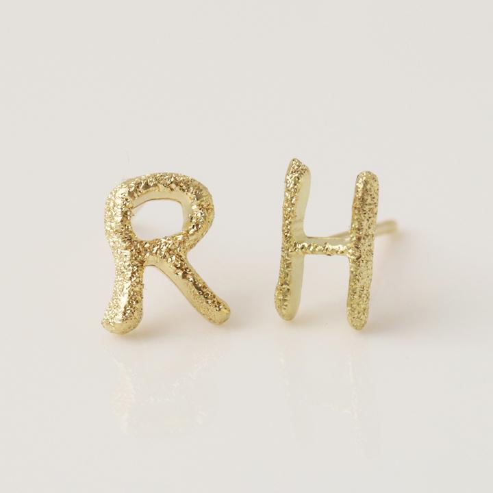 18金 ピアス k18 18金ピアス 18k イニシャル シンプル k18ピアス レディース ピアス18金 ピンクゴールド 地金 ゴールド 18kピアス つけっぱなし 18 金 片耳用 | DEVAS | 01