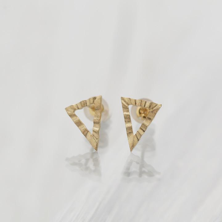 【土日限定1500円OFFクーポン有】 18金 ピアス k18 18金ピアス 18k トライアングル 三角 スタッズピアス シンプル k18ピアス レディース ピアス18金 | DEVAS | 01