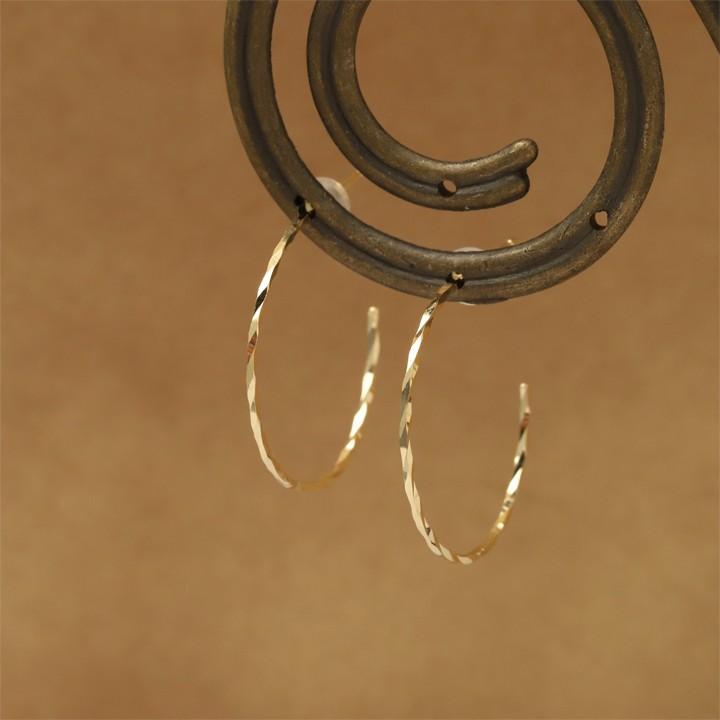 【土日限定2000円OFFクーポン有】 フープピアス 18k ピアス 18金 フープ k18 18金ピアス ツイスト(M) k18ピアス レディース ピアス18金 両耳 セット | DEVAS | 01