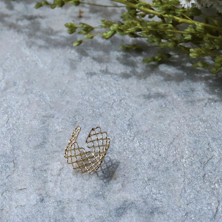 イヤーカフ 18金 イヤカフ k18 18k レディース ノンホール ピアス レース 透かし メッシュ 18 金 ノンホールピアス シンプル ゴールド 小さめ つけっぱなし | DEVAS | 01