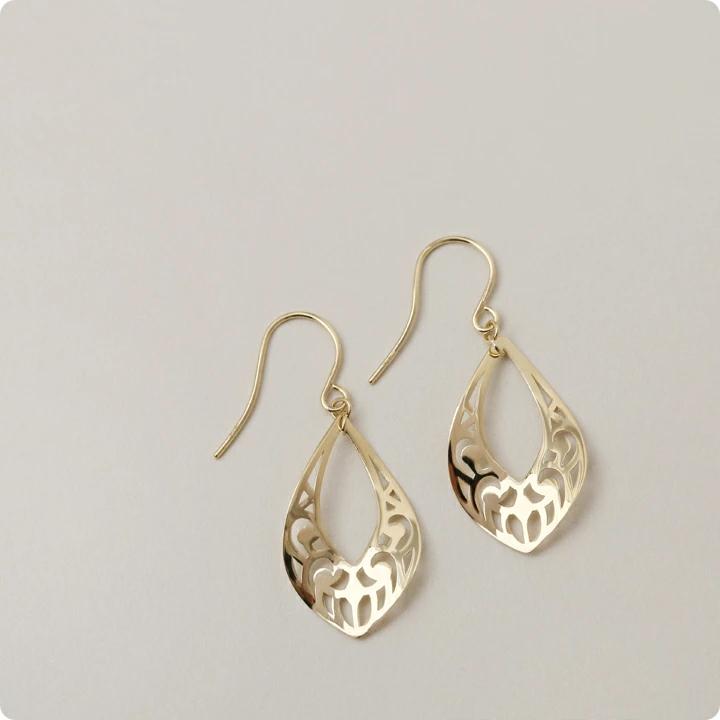 【土日限定2000円OFFクーポン有】 18金 ピアス k18 18金ピアス 18k 透かし模様 フックピアス k18ピアス レディース ピアス18金 18 金 18kピアス 両耳 | DEVAS | 05