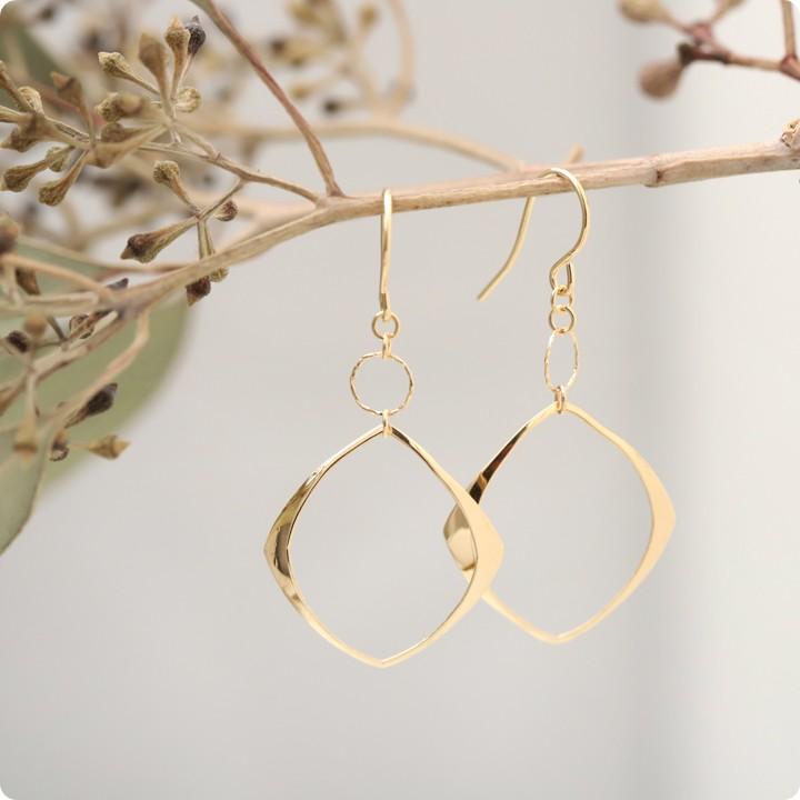 【土日限定2000円OFFクーポン有】 18金 ピアス k18 18金ピアス 18k 揺れる フック レディース ひし形 k18ピアス レディース ピアス18金 18kピアス 両耳 | DEVAS | 02