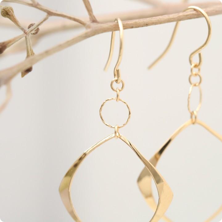 【土日限定2000円OFFクーポン有】 18金 ピアス k18 18金ピアス 18k 揺れる フック レディース ひし形 k18ピアス レディース ピアス18金 18kピアス 両耳 | DEVAS | 03