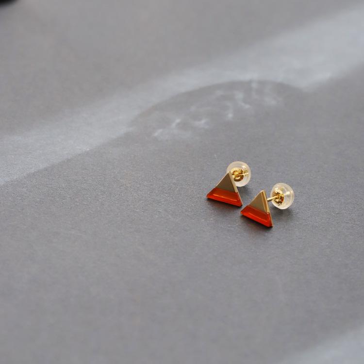 【土日限定1500円OFFクーポン有】  18金 ピアス k18 18金ピアス 18k レッドメノウ 天然石 トライアングル k18ピアス レディース ピアス18金 つけっぱなし | DEVAS | 01