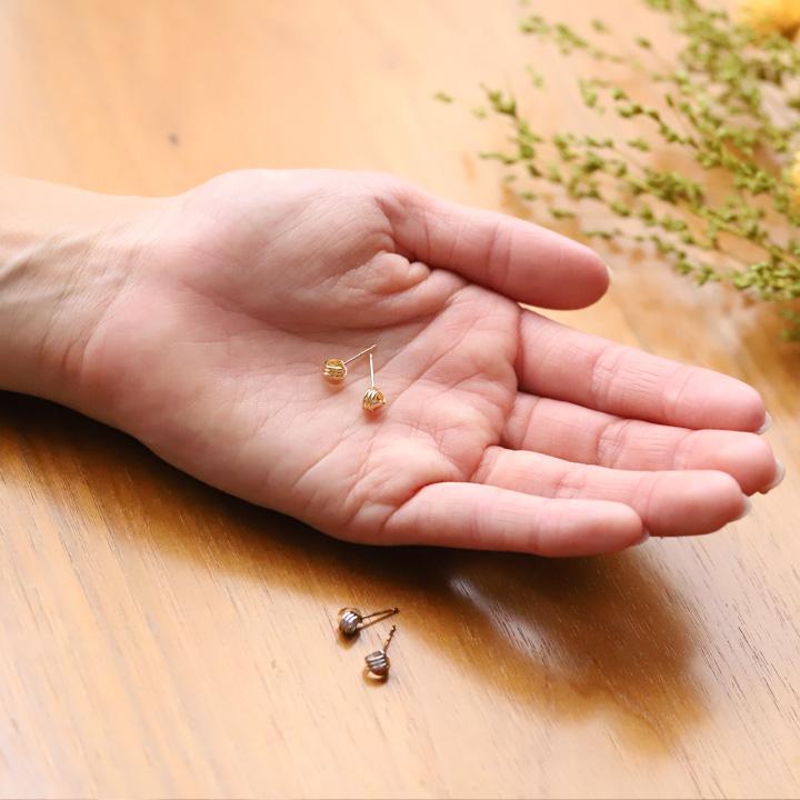 18金 ピアス 18k 18金ピアス KNOT 結び目 プラチナ Pt900 シンプル k18ピアス レディース ピアス18金 地金 小さめ | DEVAS | 10