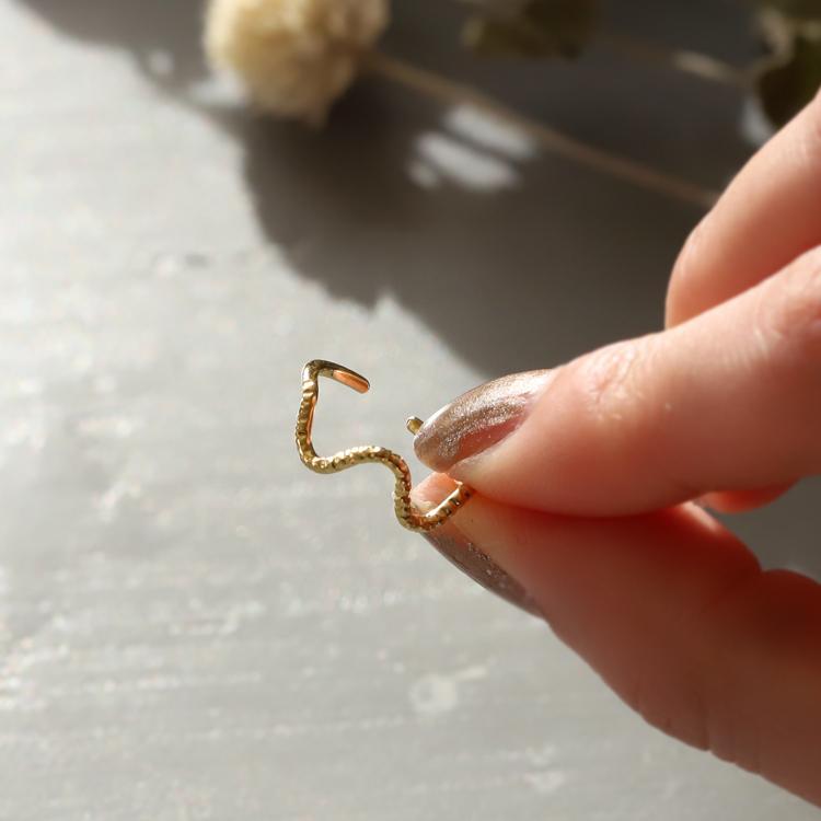 【土日限定2000円OFFクーポン有】 イヤーカフ 18金 イヤカフ k18 18k レディース ノンホール ピアス ウェーブ 凸凹 ノンホールピアス 片耳 大ぶり | DEVAS | 13